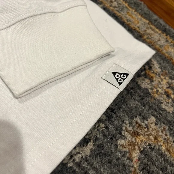 Nike ACG Leaf Shirt - Picture 2 of 4